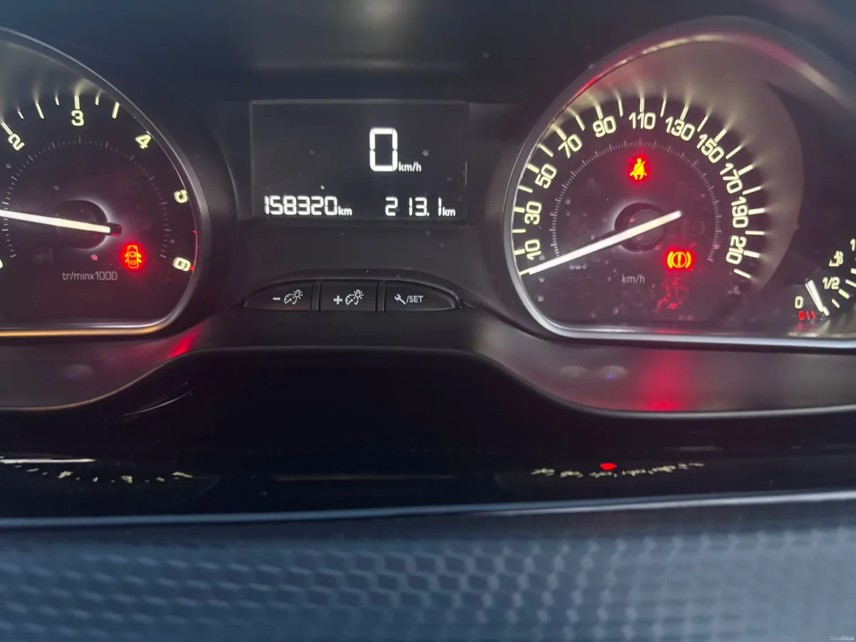 Peugeot 208 1.6 Diesel 2017 - Image 6