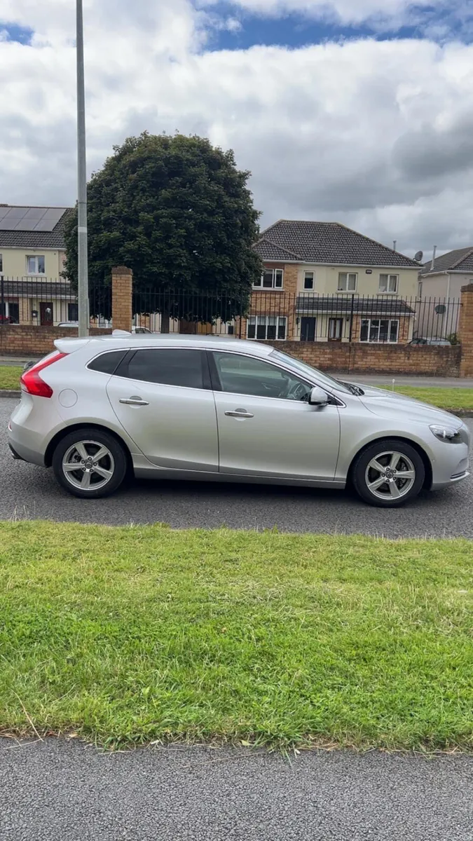 Volvo V40 2014 LOW MILEAGE - Image 4