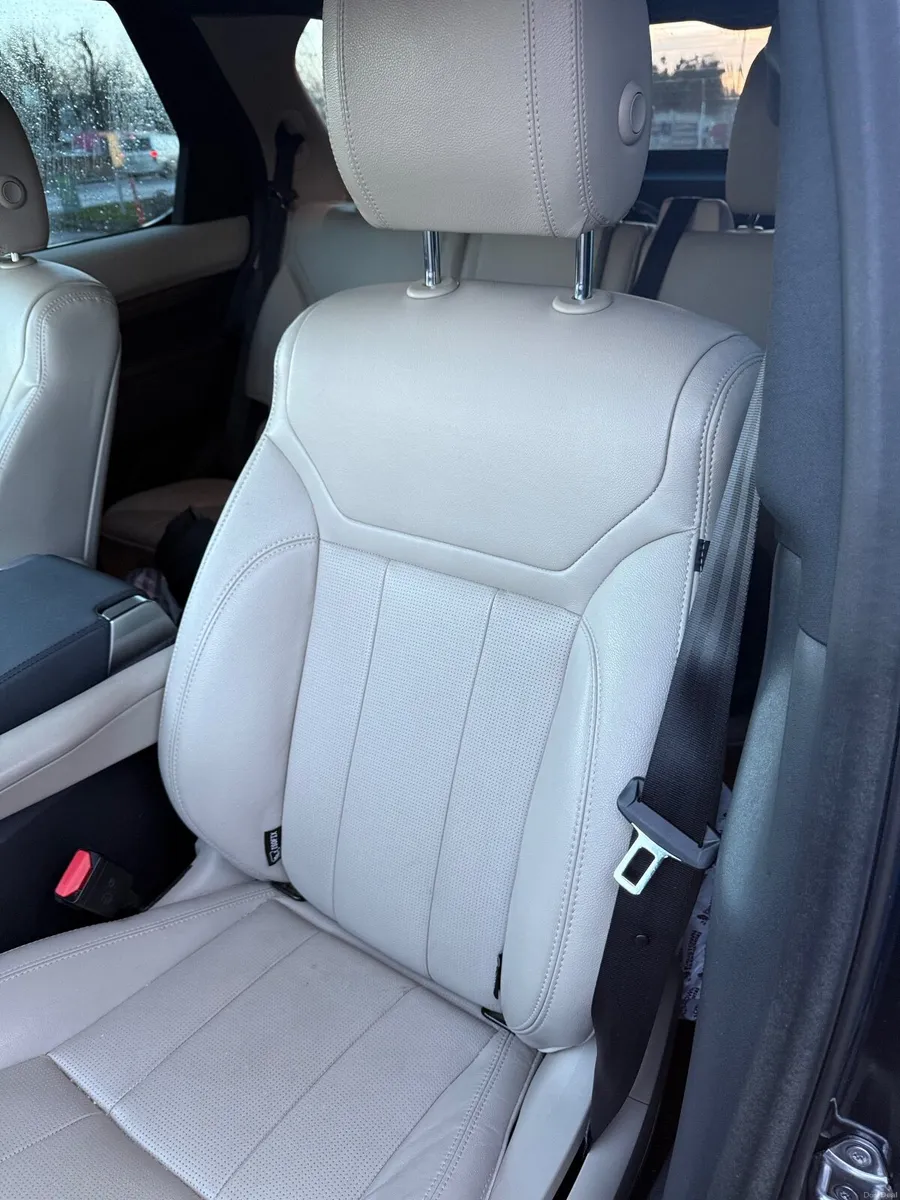 Land Rover Discovery 2017 HSE  3.0 V6 7 Seater - Image 2