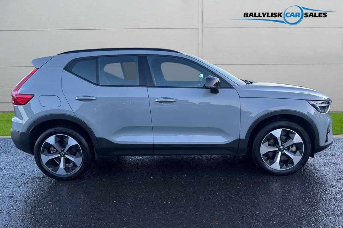 Volvo XC40 2.0 B4 MHEV Plus Petrol Hybrid DCT Auto - Image 3