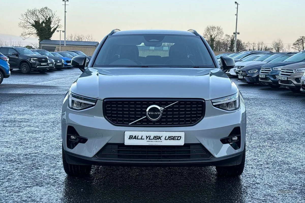 Volvo XC40 2.0 B4 MHEV Plus Petrol Hybrid DCT Auto - Image 4