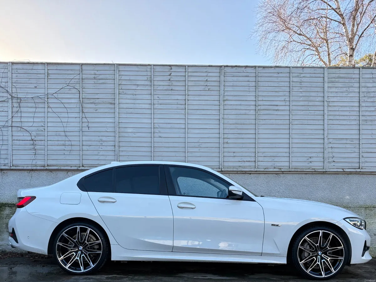BMW 3-Series 2021 SE PRO AUTO UPGRADED 20" ALLOYS - Image 2