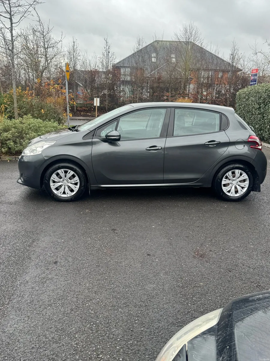 Peugeot 208 1.2 Petrol *low mileage* - Image 4