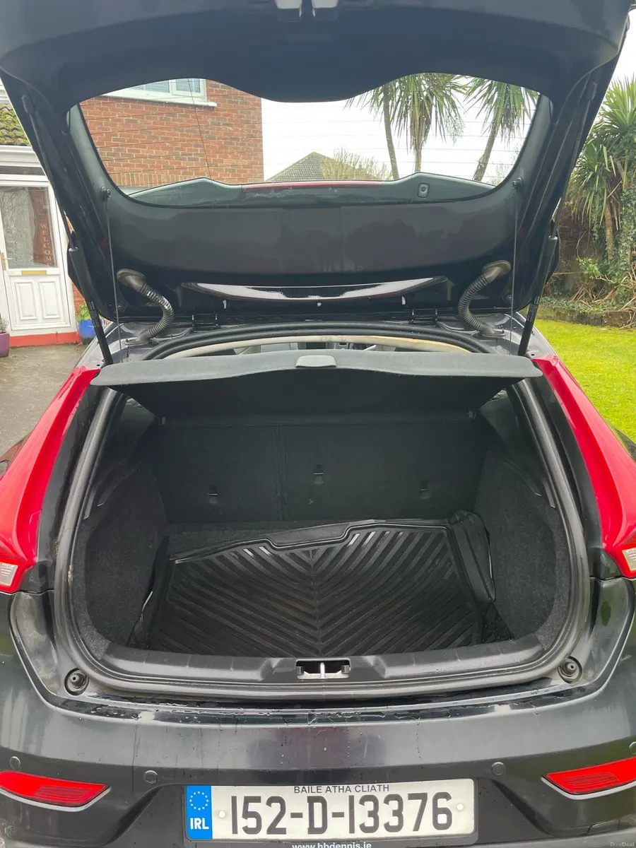 152 Volvo v40 2L Diesel - Image 3