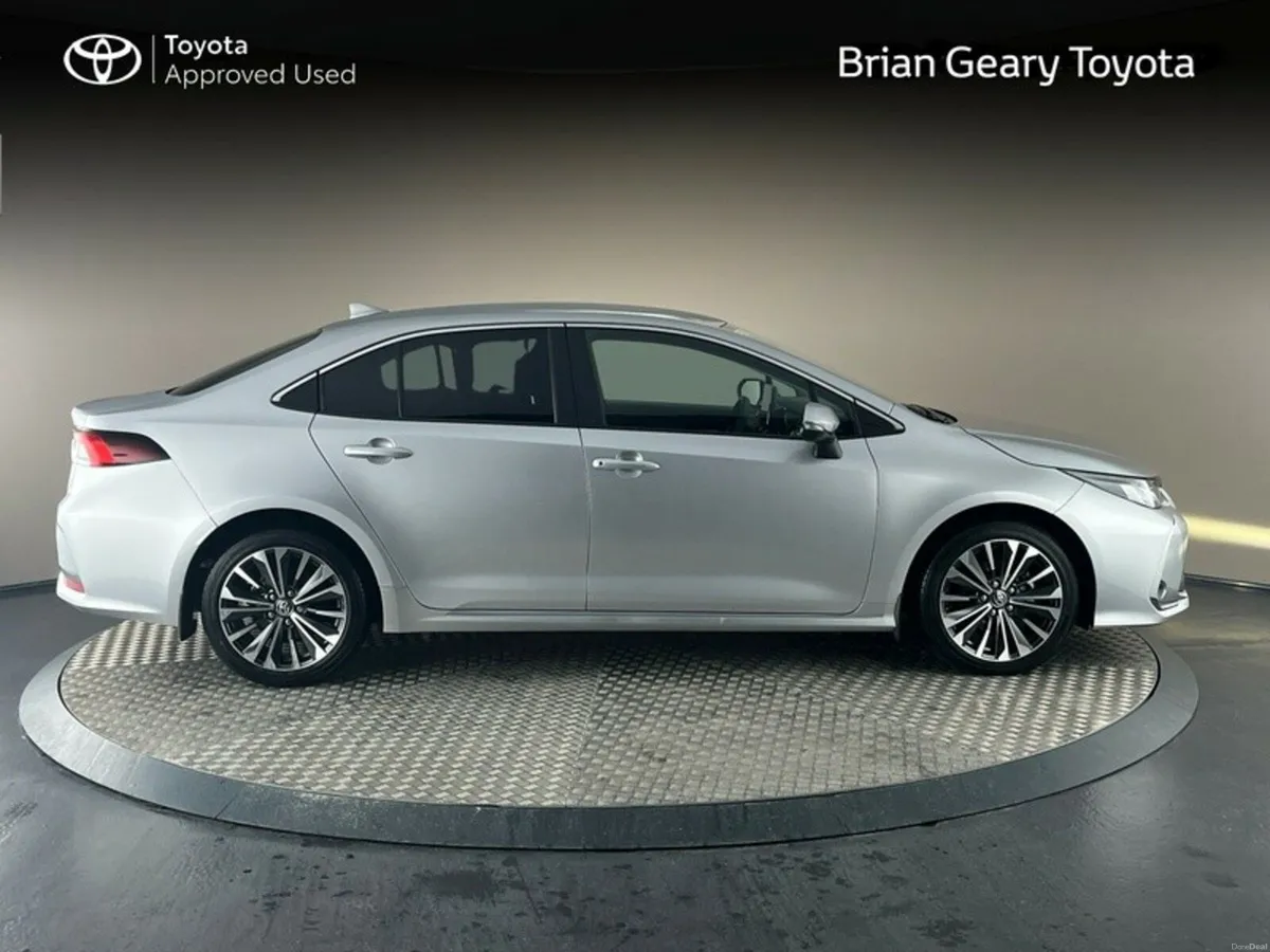 Toyota Corolla HYBRID LUNA SPORT SALOON - Image 3