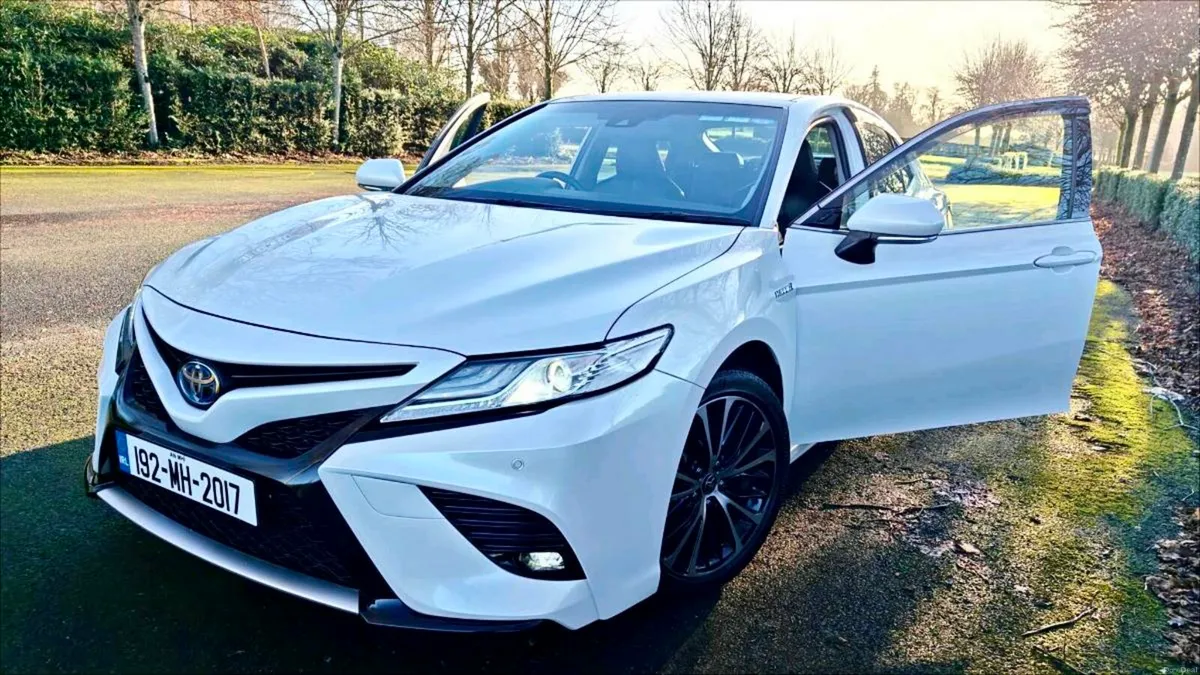 Toyota Camry Hybrid  low miles 25.950e negotiable - Image 4