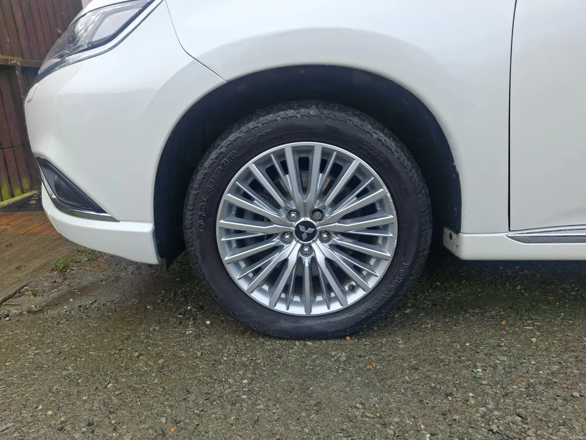 Mitsubishi Outlander 2.4 JURO PHEV 4WD - Image 3