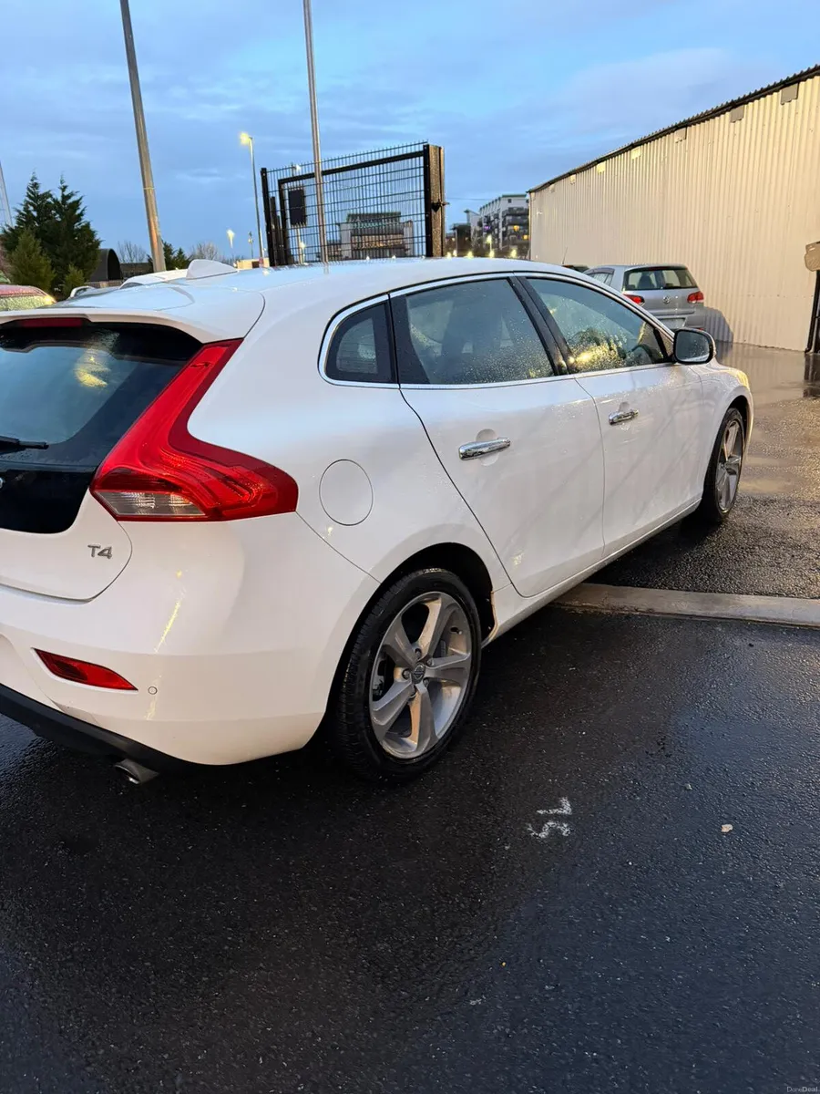 volvo v40 2 L white - Image 3