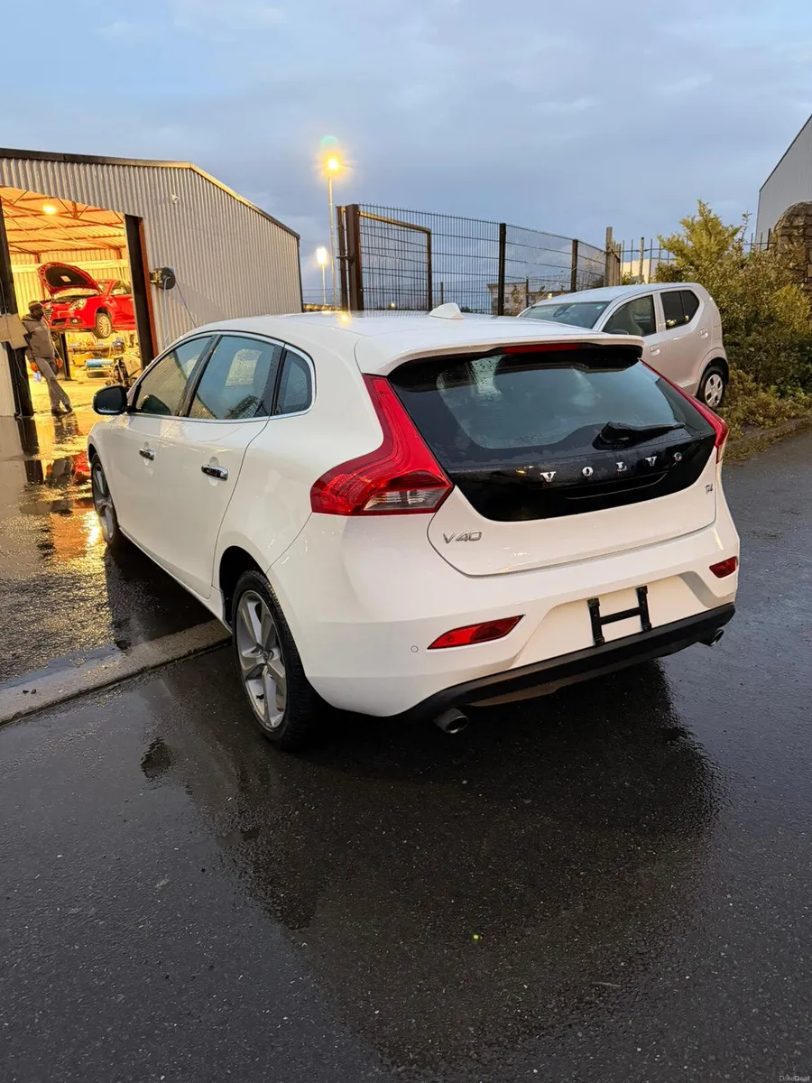 volvo v40 2 L white - Image 4
