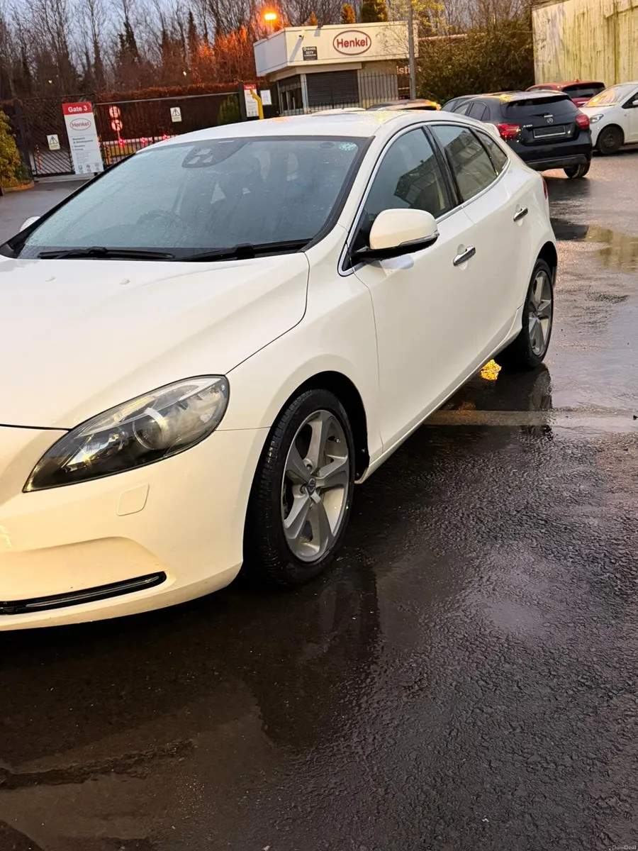 volvo v40 2 L white - Image 2