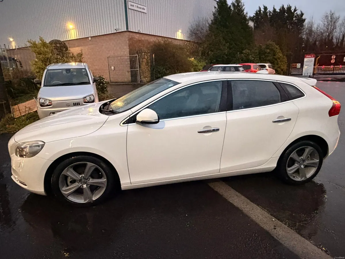 Volvo V40  white - Image 6