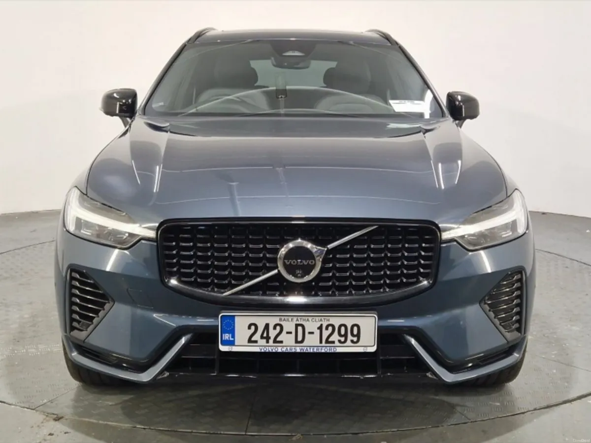 Volvo XC60 T6 PHEV Plus Dark - Image 3