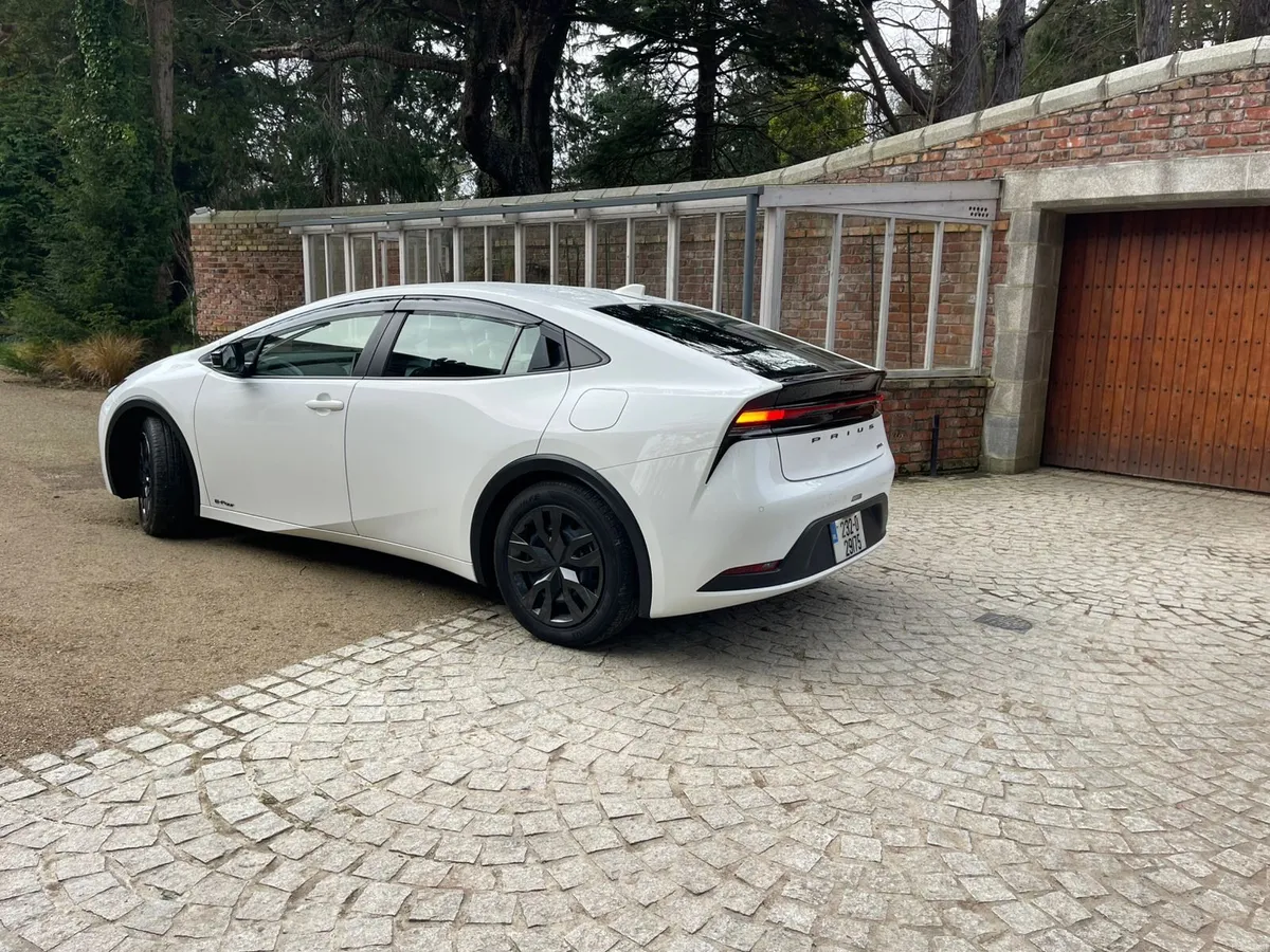 Toyota Prius 2023 E-Four AWD - Image 3