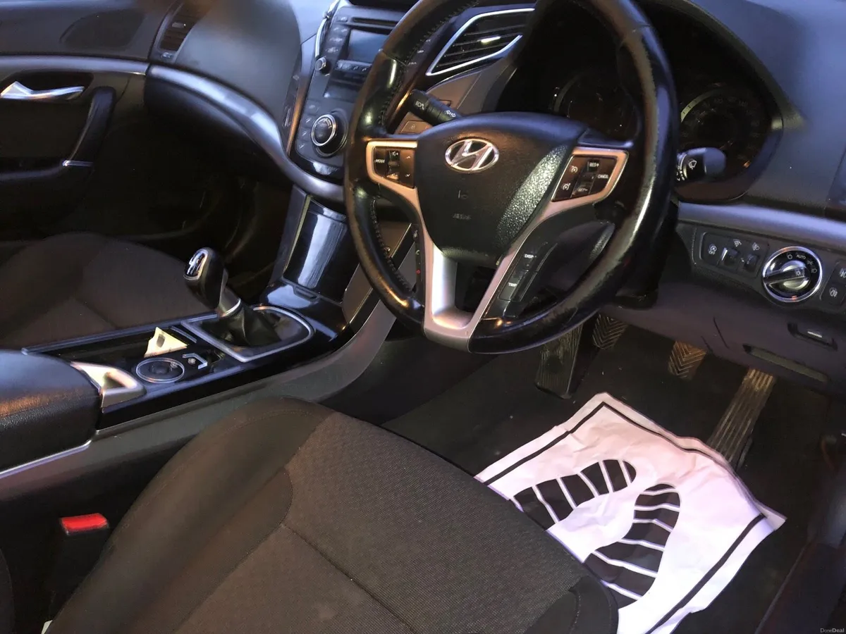 HYUNDAI i40 LUXURY NCT 27 TAX 7/26!AS NEW SMALL - Image 3