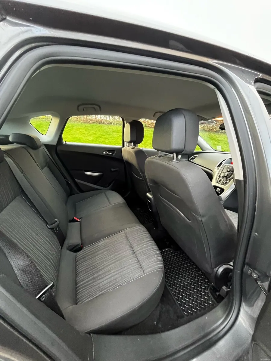 Mercedes Benz E220 - Image 2