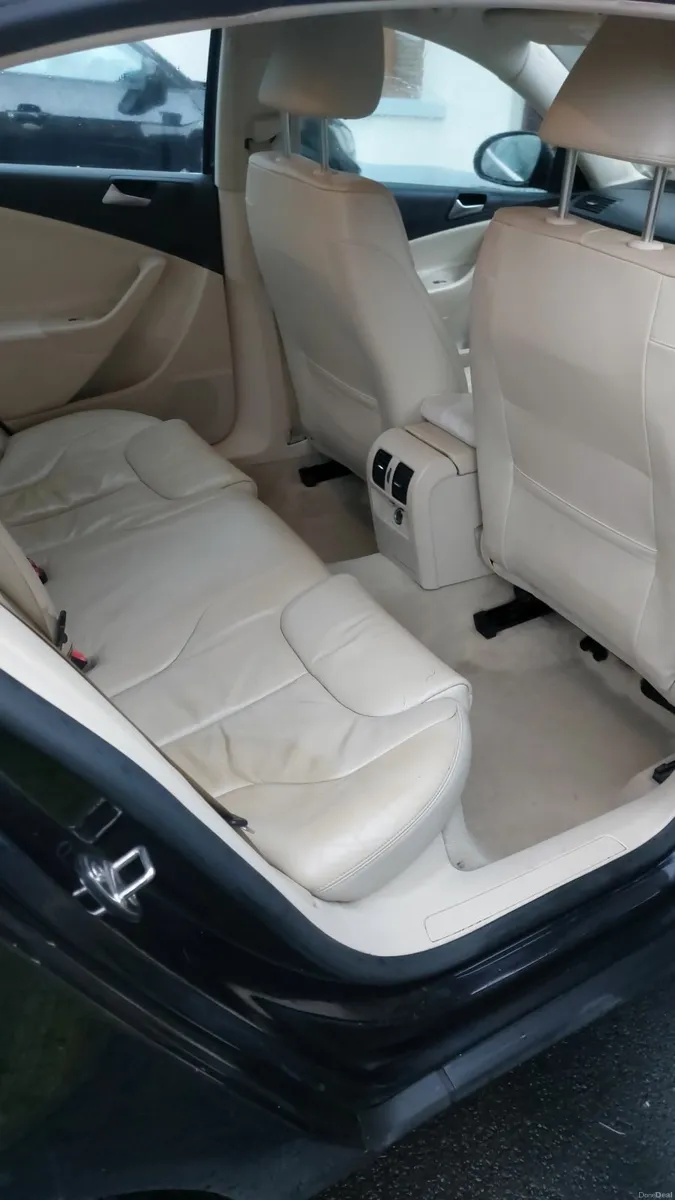 Volkswagen Passat 2009 - Image 4