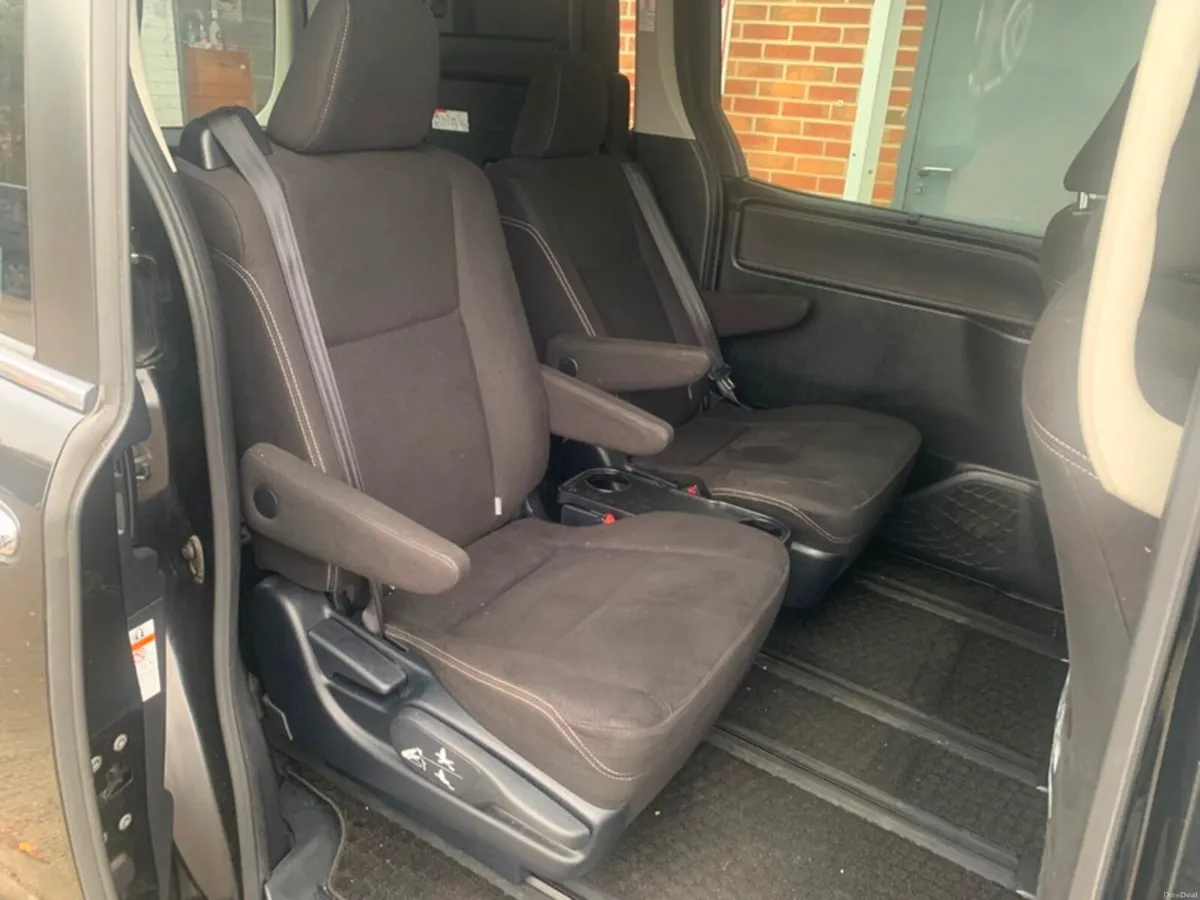 TOYOTA ESQUIRE 2015 1.8 HYBRID 7 SEATER - Image 5