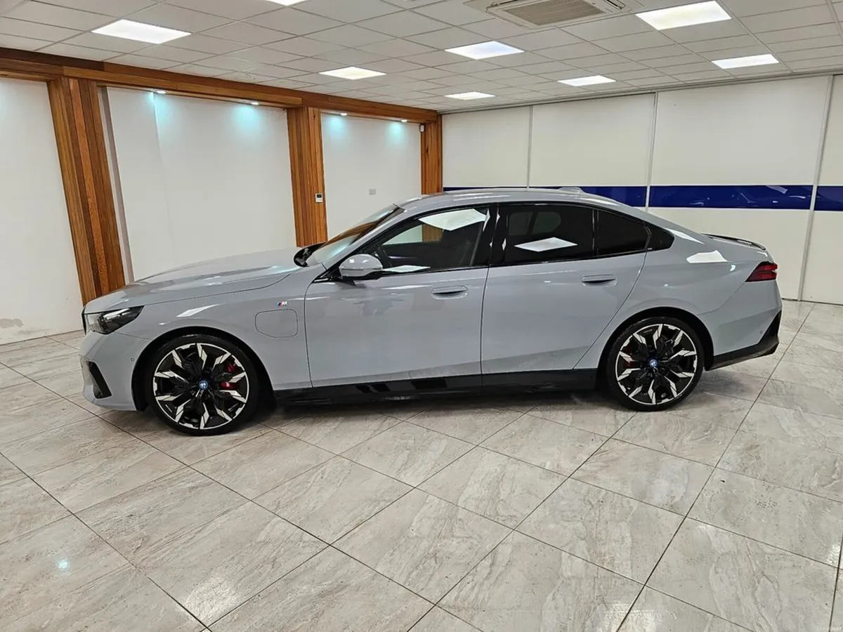 BMW 5-Series 550E ! OVER 114K NEW - Image 4