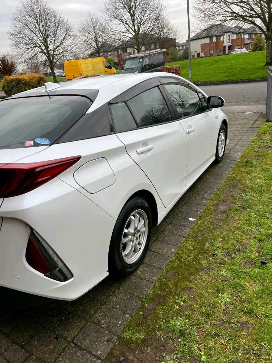 Toyota Prius PHV plug in - Image 2