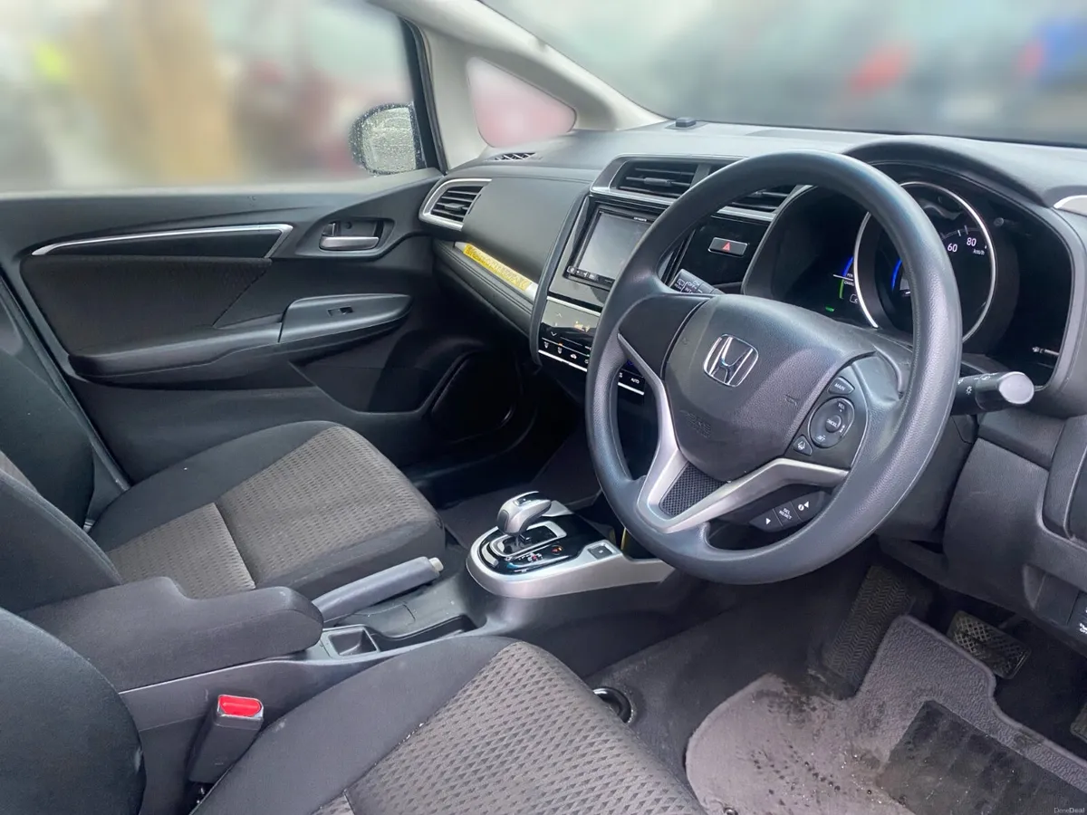 Honda Fit 2018 Hybrid - 98k Km only - Image 6