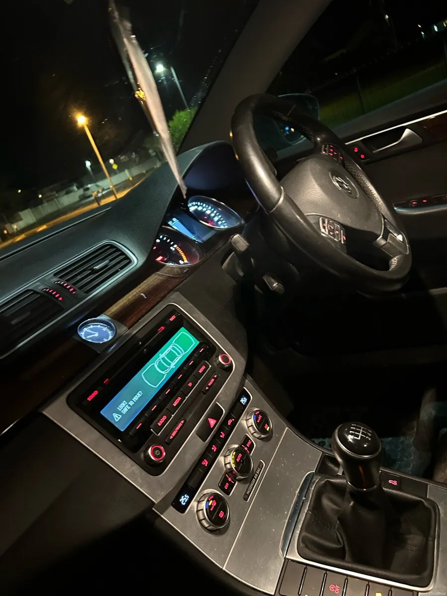 Volkswagen Passat - Image 2