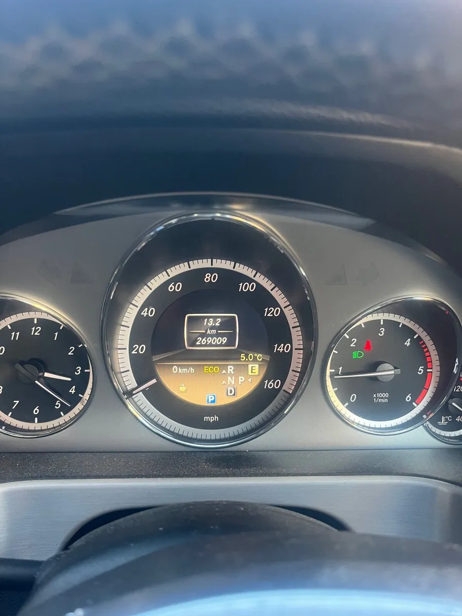 Mercedes-Benz E-Class 2012 - Image 3