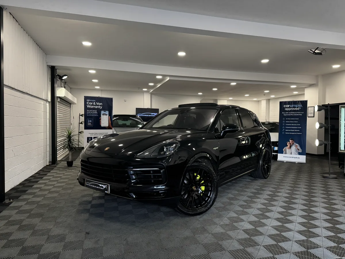 Porsche Cayenne 3.0 V6 E Hybrid-Night Edition - Image 3