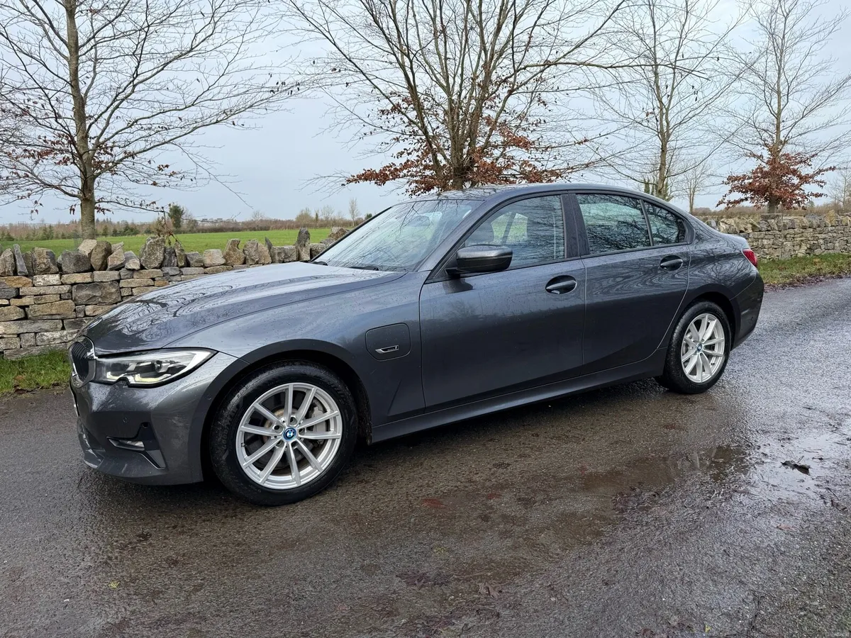 212 BMW 330e Hybrid - Image 1