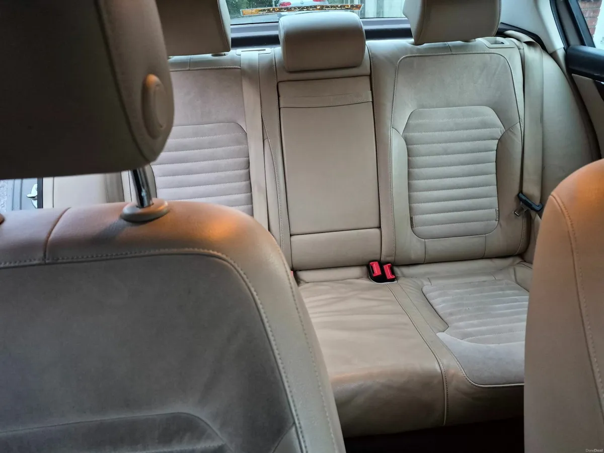 Volkswagen Passat 2011 - Image 2