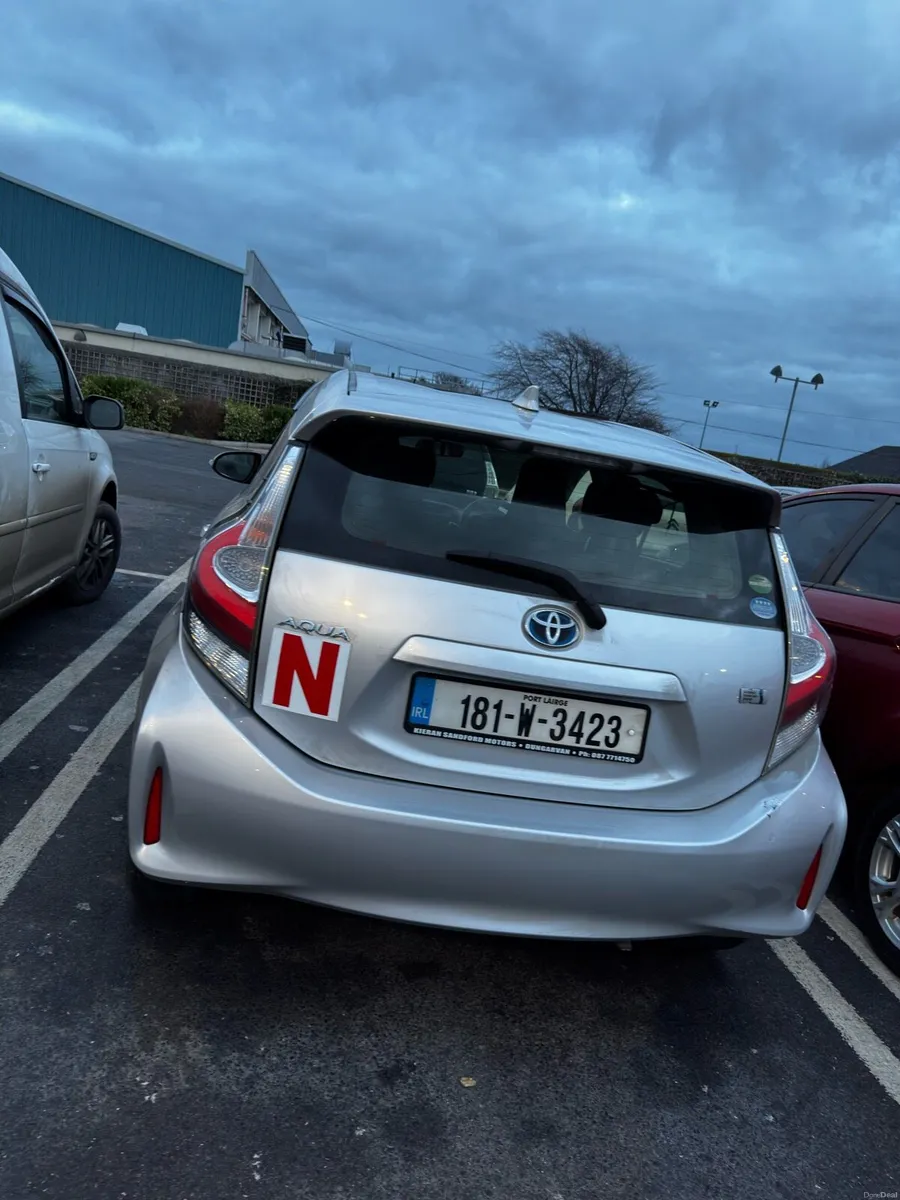 Toyota aquat hybrid - Image 4