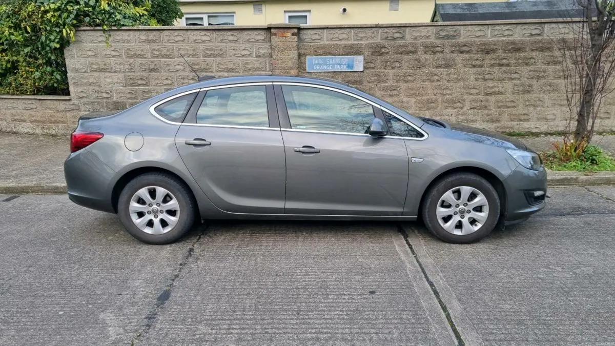 Opel Astra Saloon 1.6 CDTI 136 PS  4 DR - Image 4