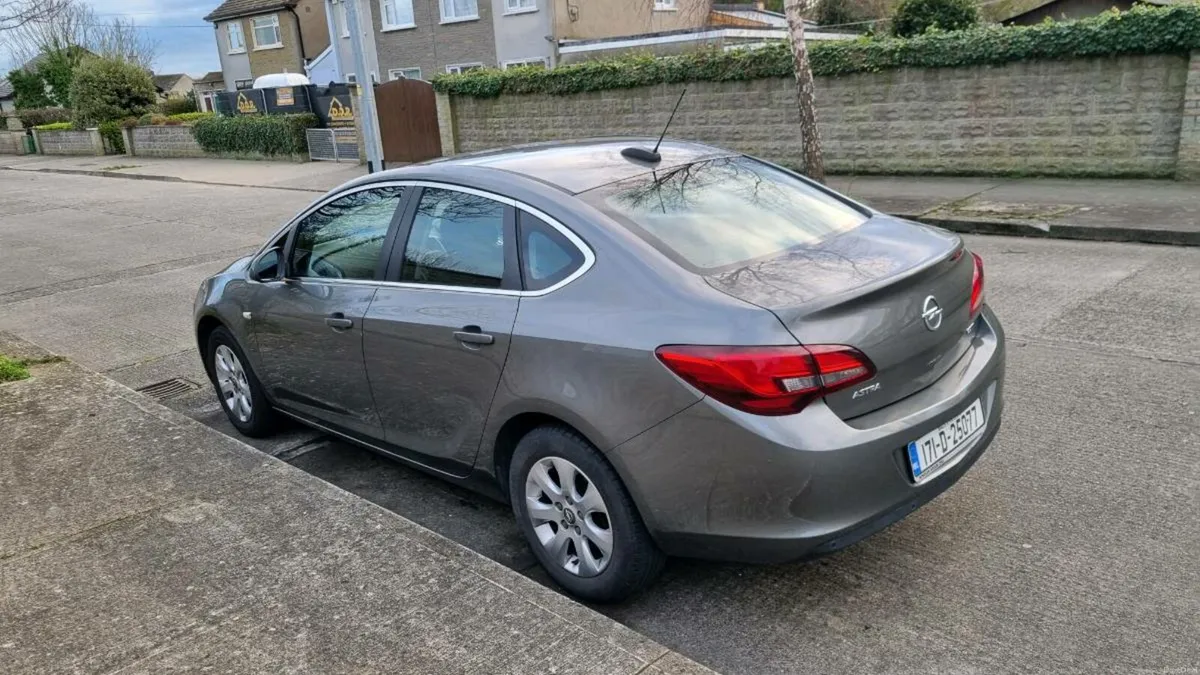 Opel Astra Saloon 1.6 CDTI 136 PS  4 DR - Image 1