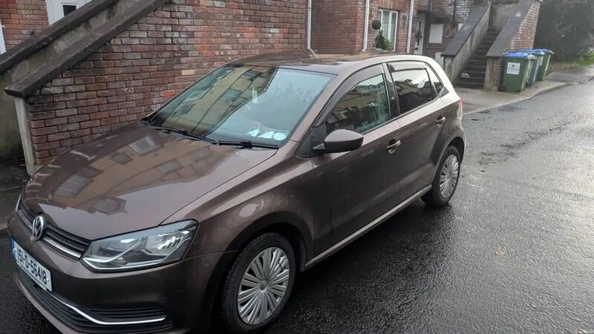 2015 Volkswagen Polo - Image 2