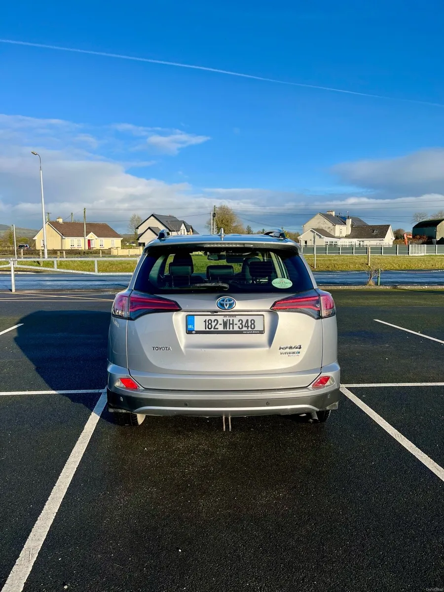 2018 Toyota RAV4 Hybrid LunaSport - Image 4