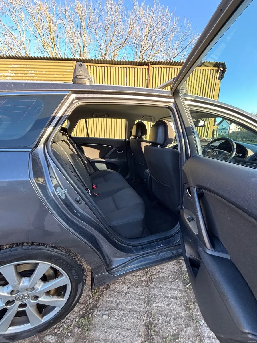Toyota Avensis 2010 - Image 2