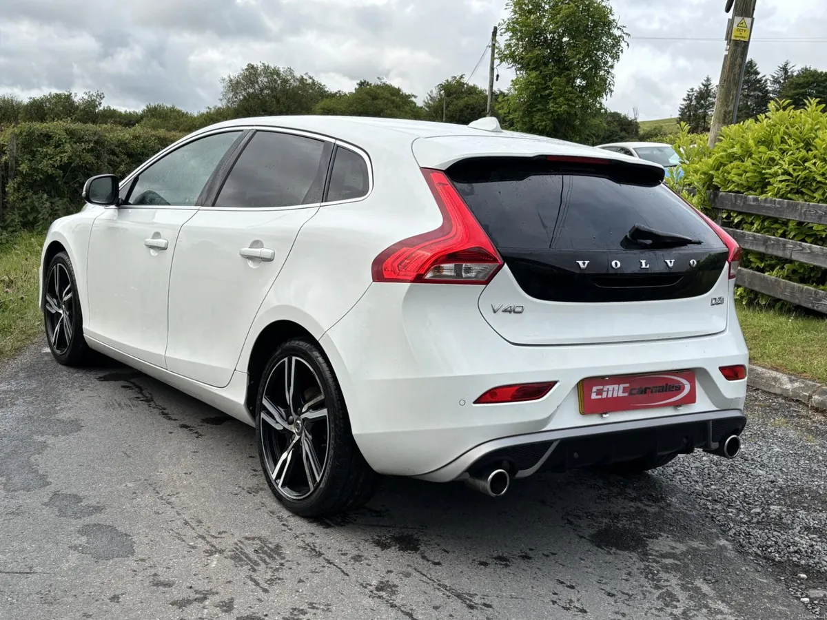 Volvo V40 2017 - Image 2