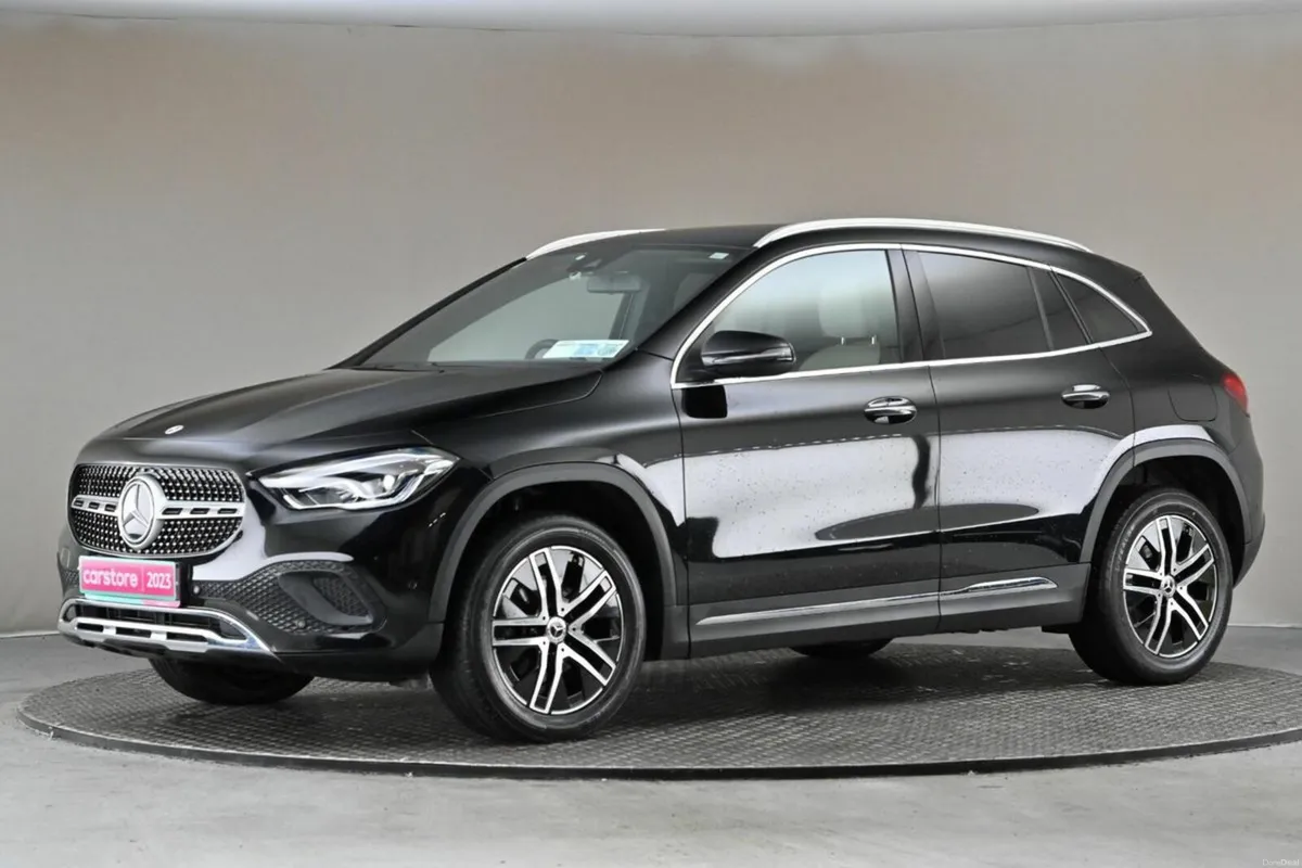 Mercedes-Benz GLA 180D *BEIGE LEATHER** - Image 4