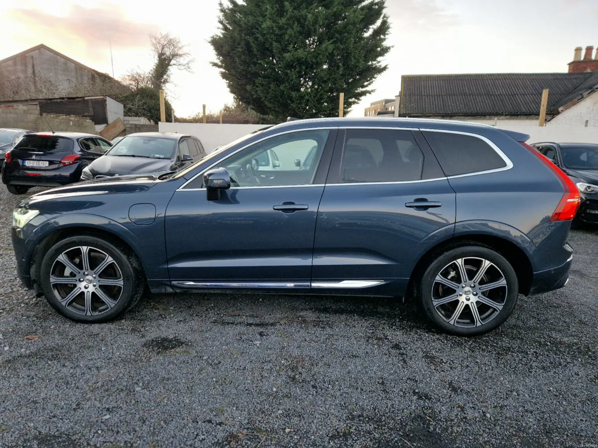 Volvo XC60 T8 INSCRIPTION PRO | Pan Roof - Image 3