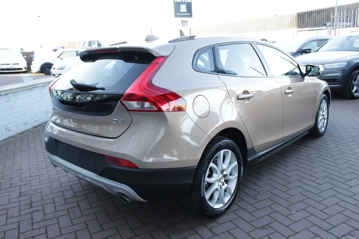 2.0D4 CROSS COUNTRY EDITION 5DR HATCHBACK AUTO // - Image 4