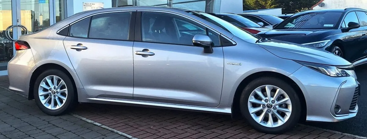 Toyota Corolla 1.8 Hybrid Luna **AUTOMATIC, CRUISE - Image 2