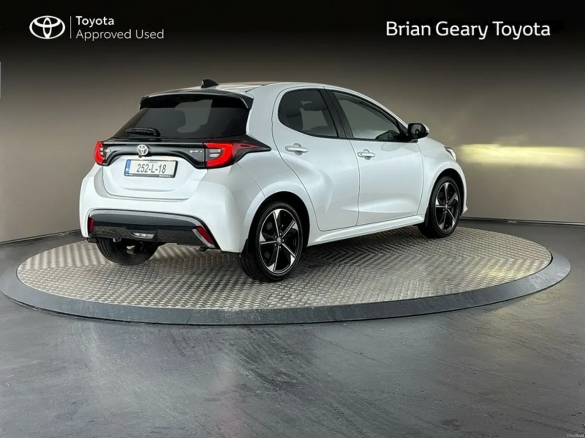 Toyota Yaris HYBRID PLATINUM - Image 2