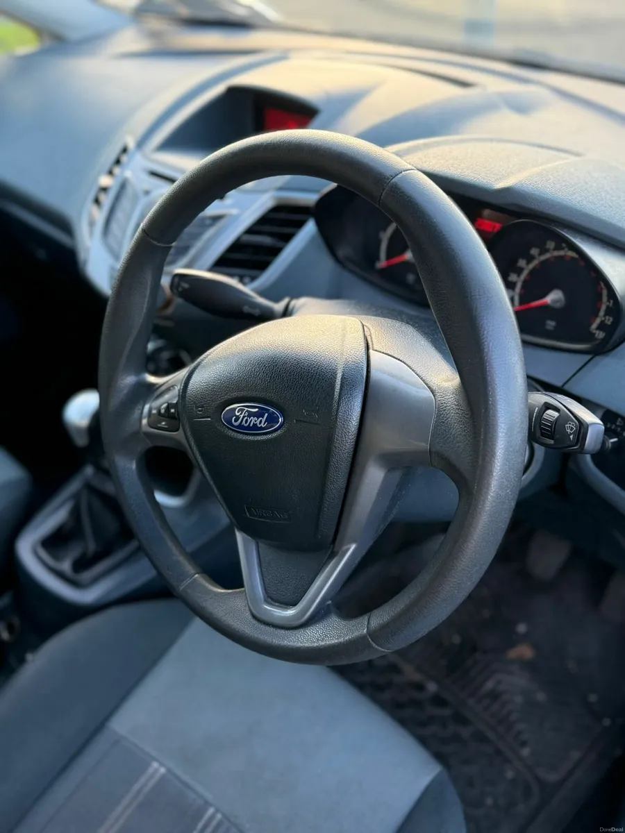Ford Fiesta 2010 - Image 2