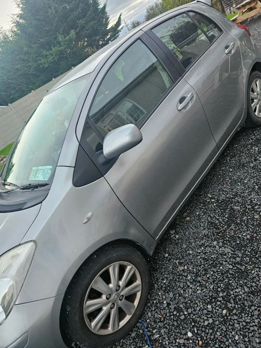 09 Toyota Yaris - Image 2