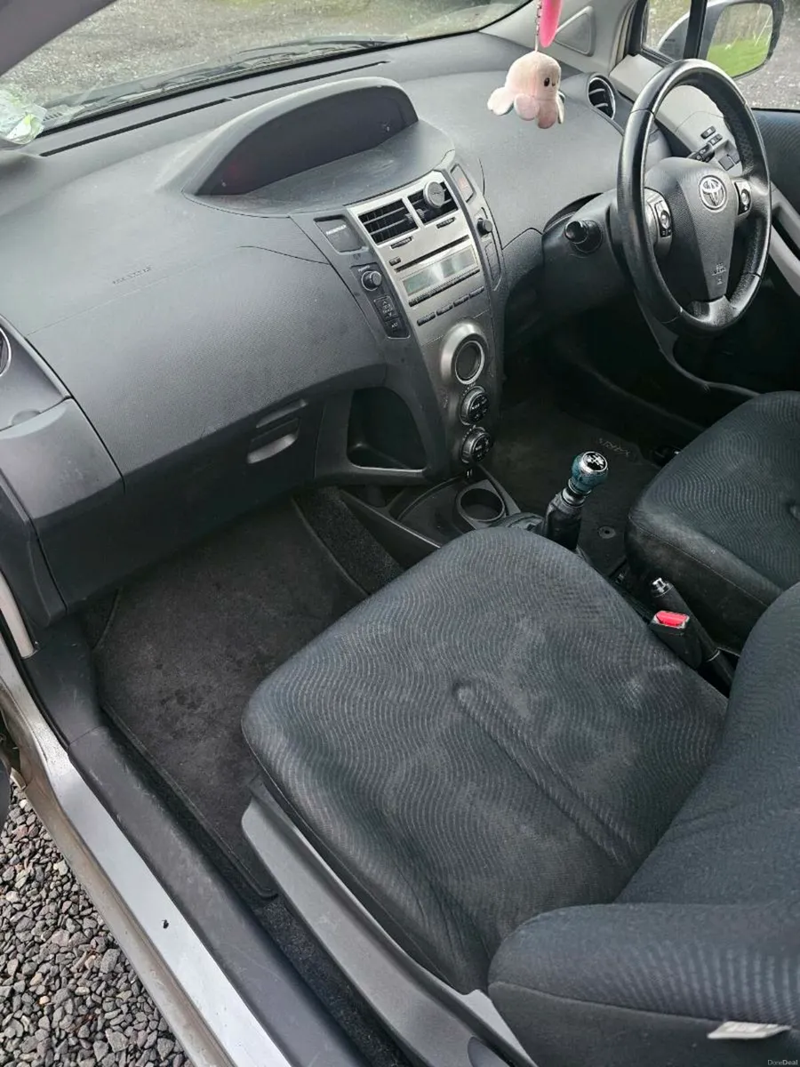 09 Toyota Yaris - Image 3