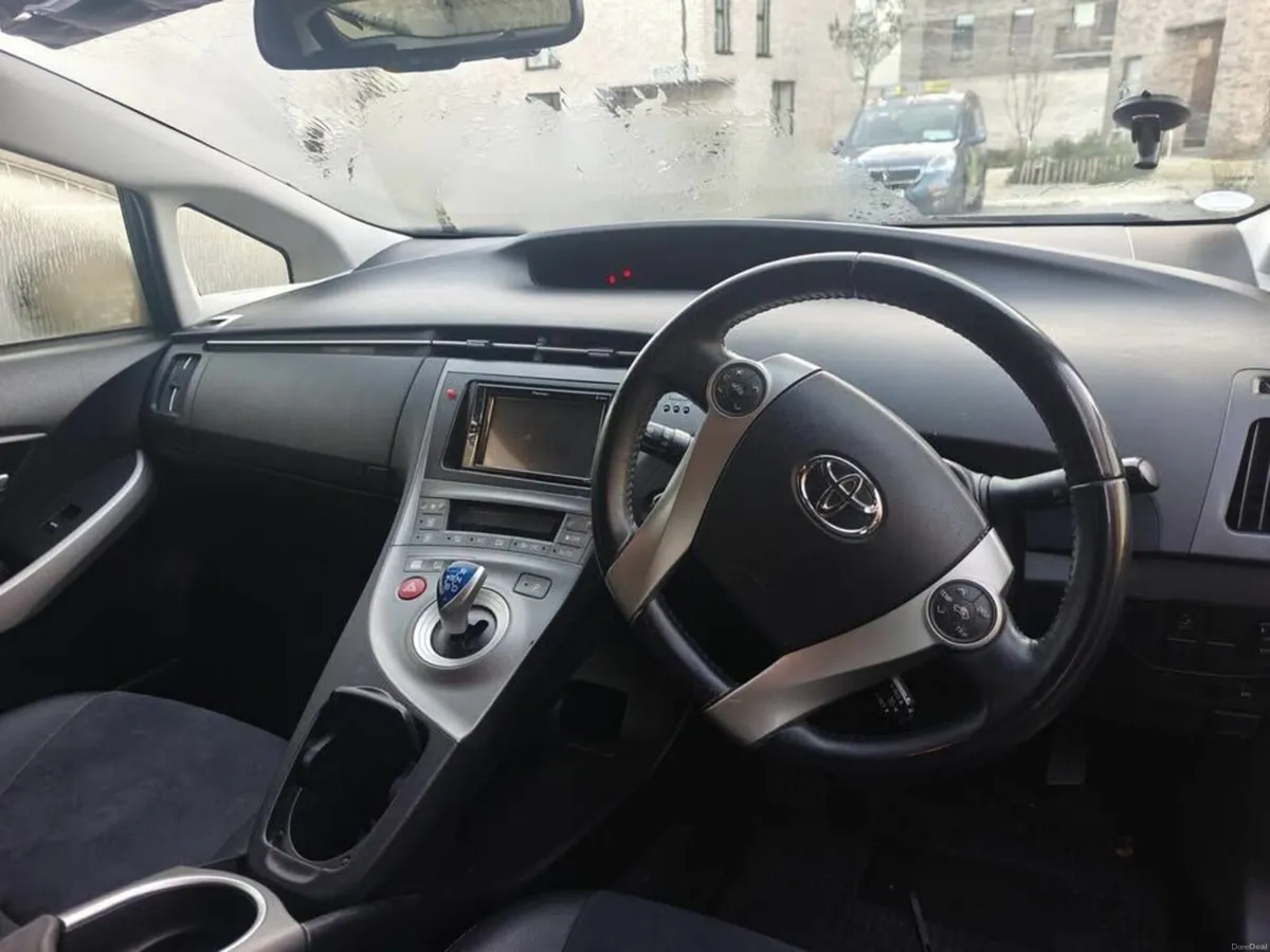 Toyota Prius 2015 - Image 2