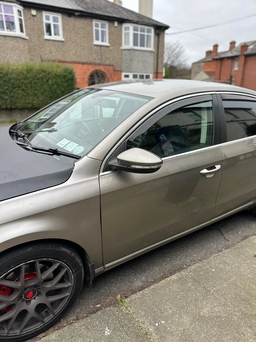 Volkswagen Passat 2012 - Image 2