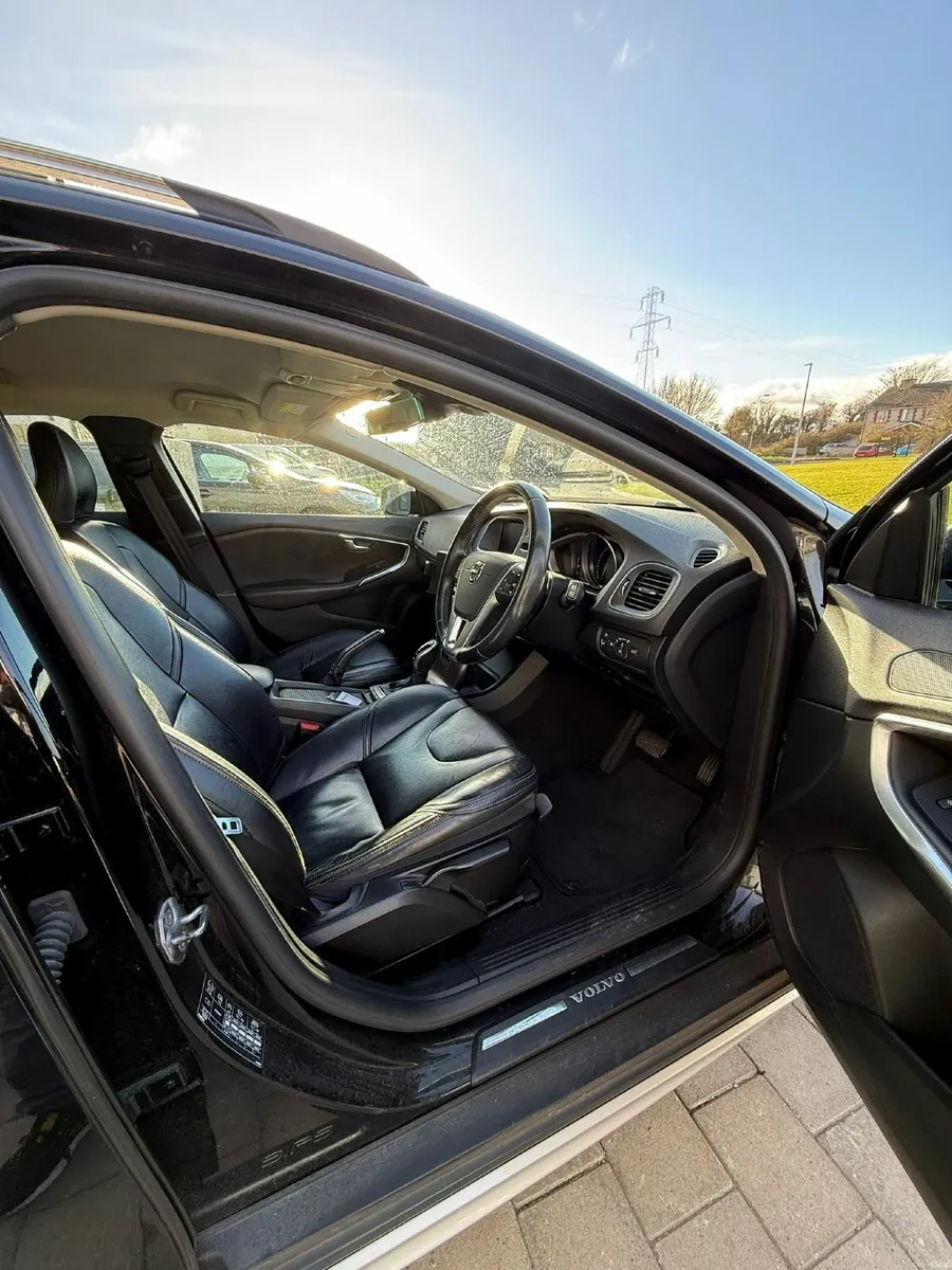 2016-2 VOLVO V40 1.5 T3 AUTO Black Cross country - Image 2