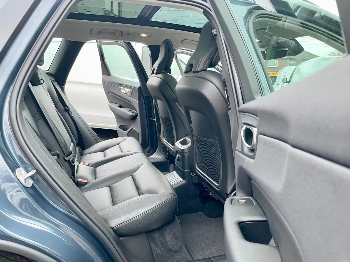 Volvo XC60 PlusDark T6 Recharge PHEV AWD Auto,2024 - Image 4