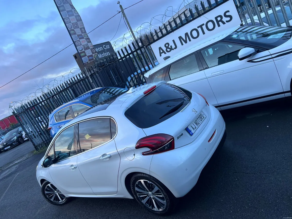 16 PEUGEOT 208 1.2 Auto Glass Roof - Image 4