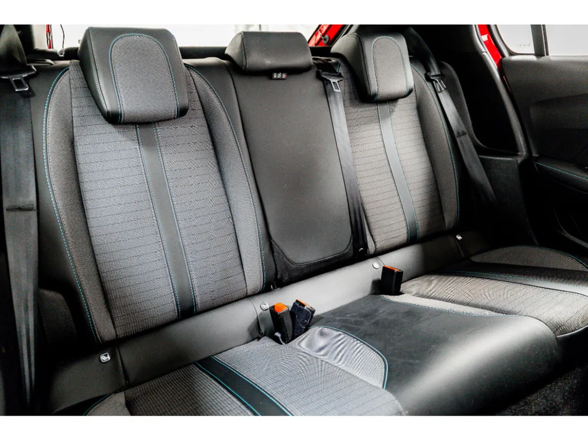 Peugeot 208 E-Allure 50kWh Auto 136HP - Image 4